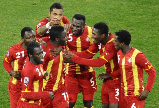加纳球迷庆祝乌拉圭被淘汰